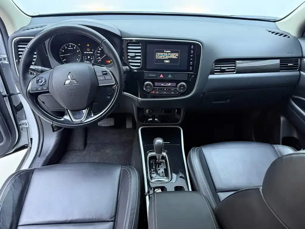 Mitsubishi Outlander — фото 10