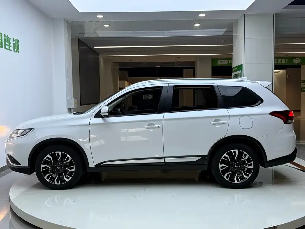 Mitsubishi Outlander — фото 7