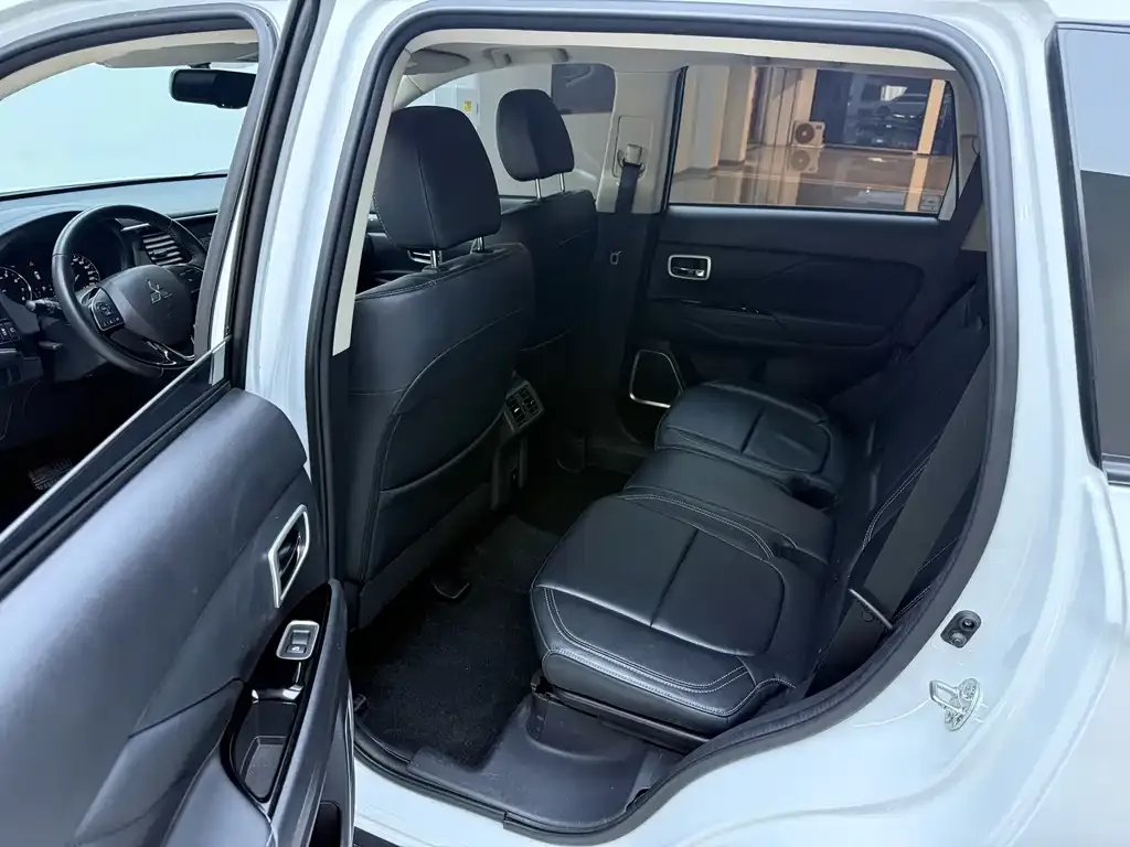 Mitsubishi Outlander — фото 9