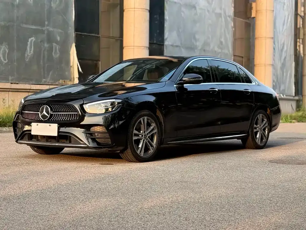 Mercedes-Benz E-Class — фото 1