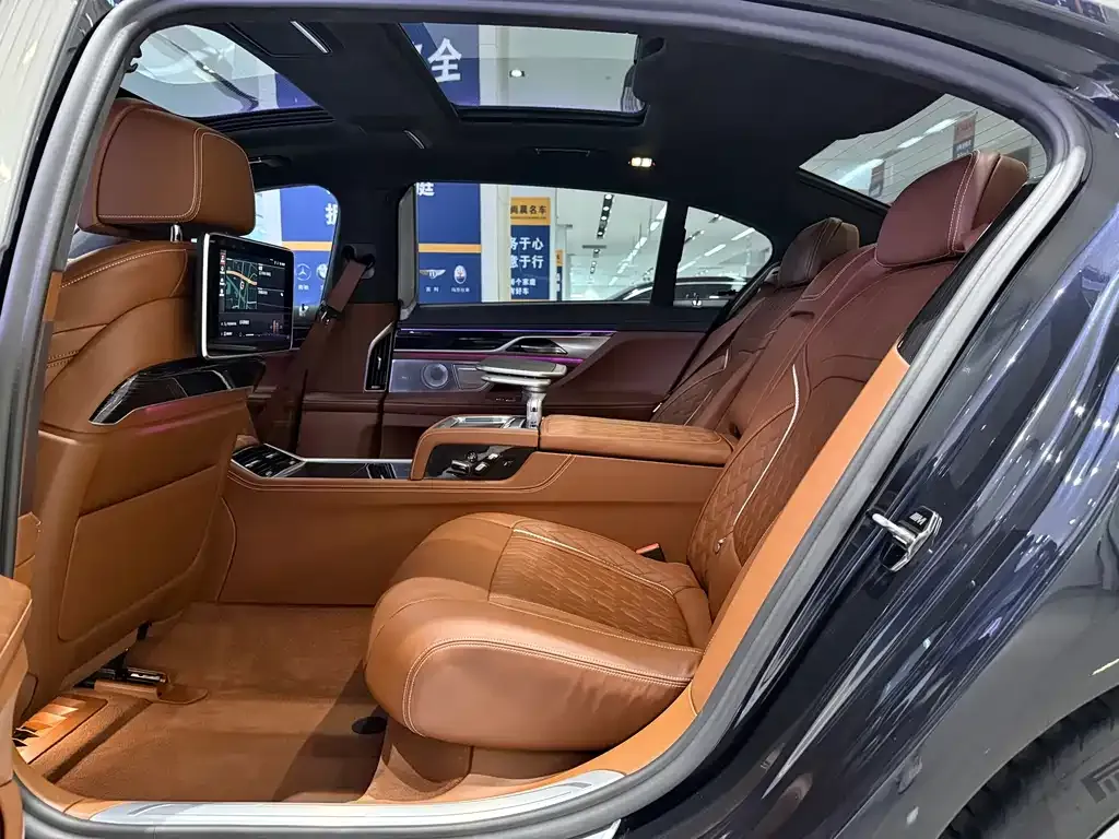 BMW 7 Series 2021 из CN, фото 8