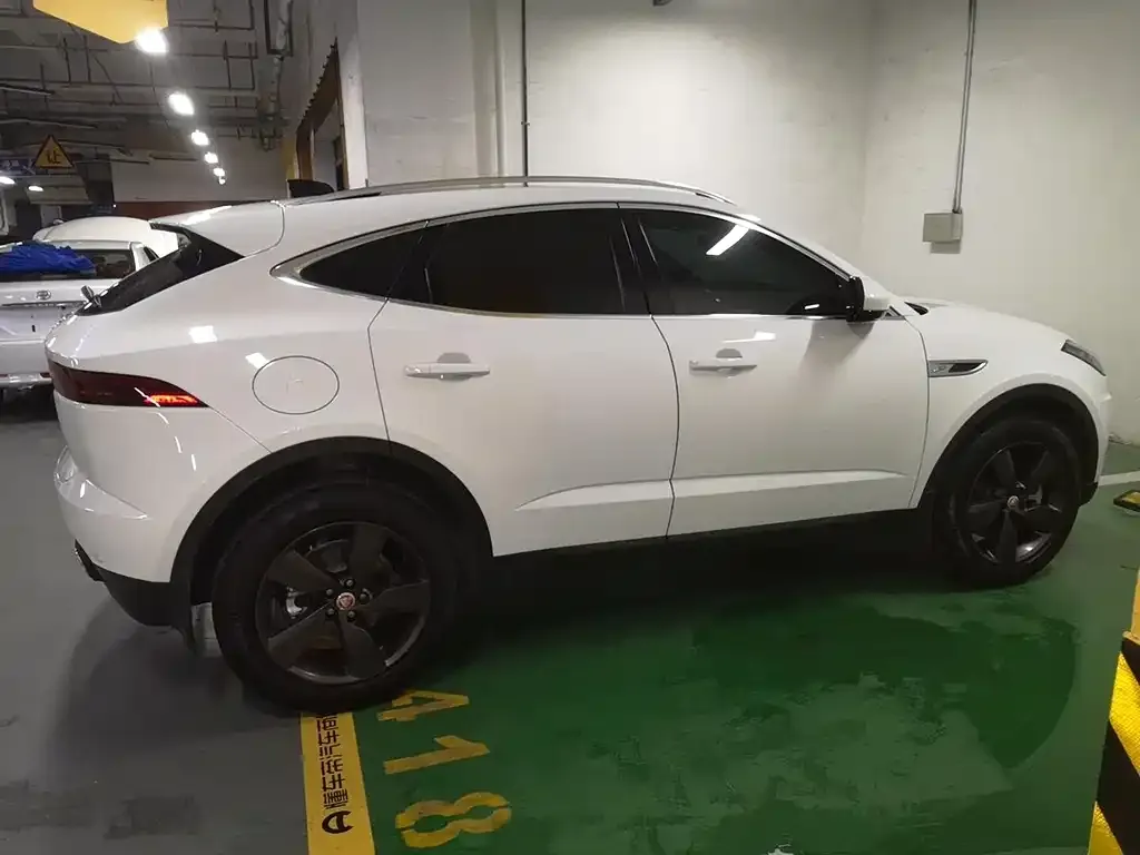 Jaguar E-PACE — фото 10