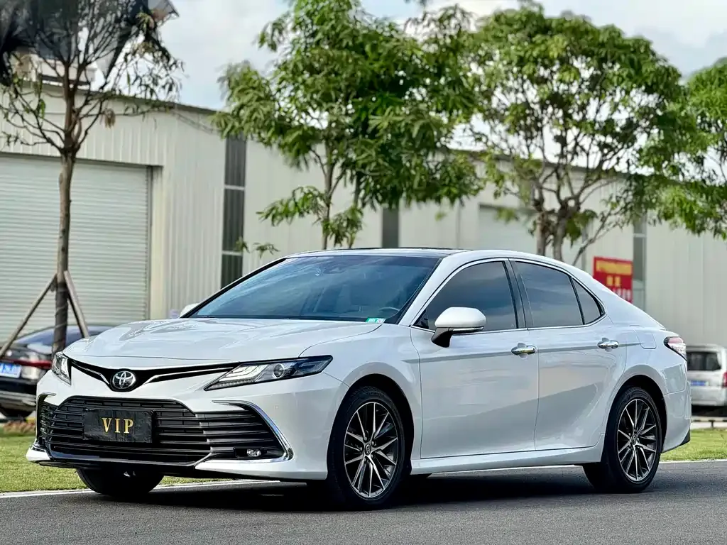 Toyota Camry — фото 1