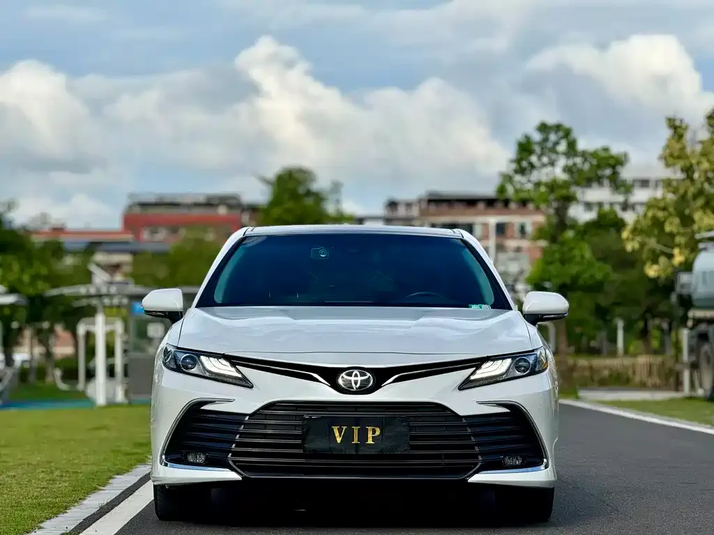 Toyota Camry — фото 2