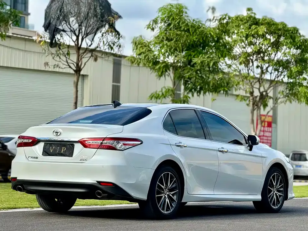 Toyota Camry — фото 4