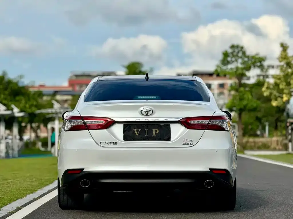 Toyota Camry — фото 5