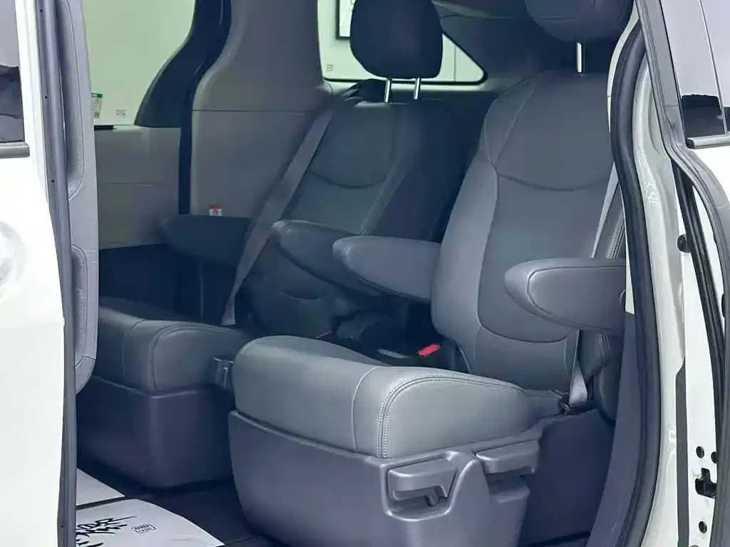 Toyota Sienna 2024 из CN, фото 8