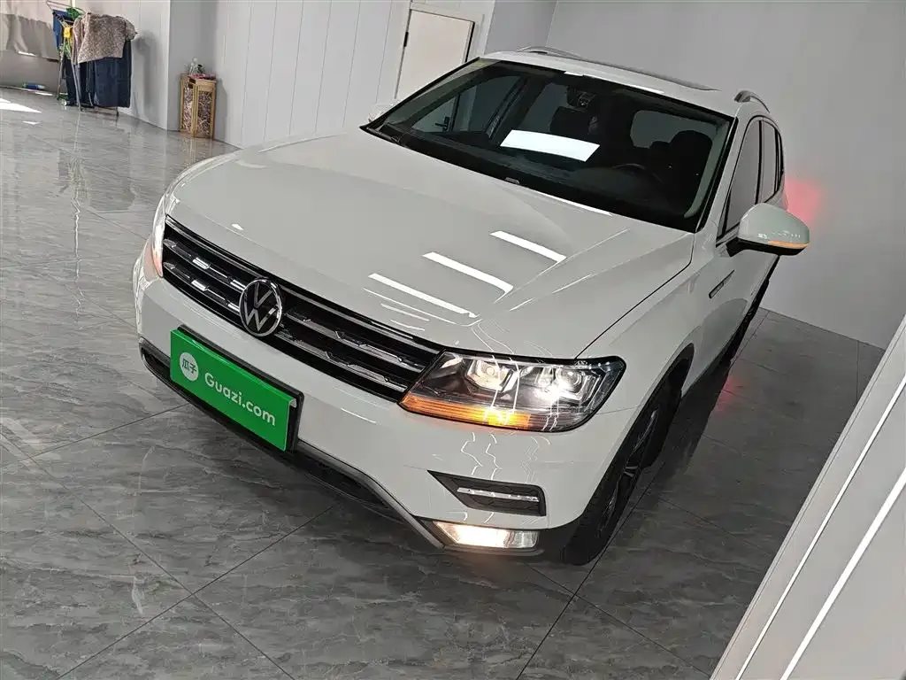 Volkswagen Tiguan L — фото 1