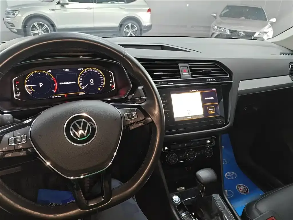 Volkswagen Tiguan L — фото 10
