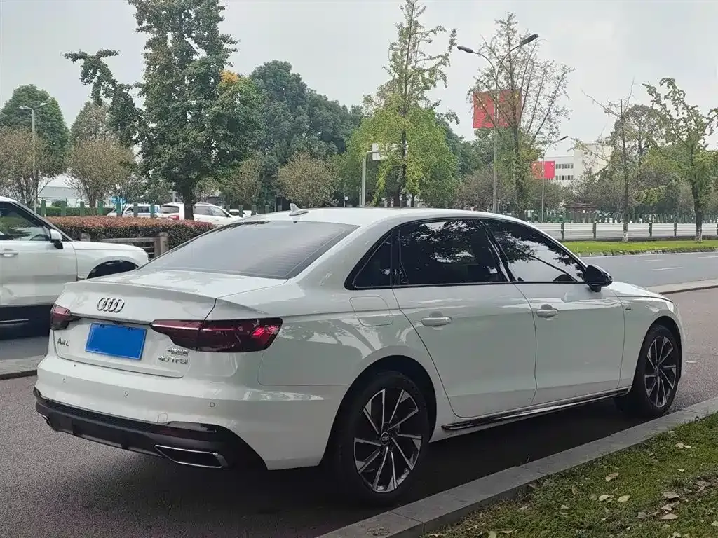 Audi A4L 2022 из CN, фото 4