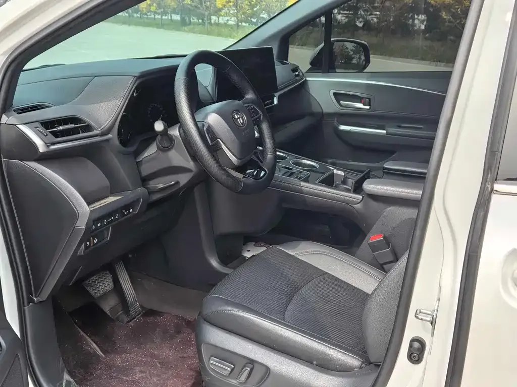 Toyota Sienna 2024 из CN, фото 4