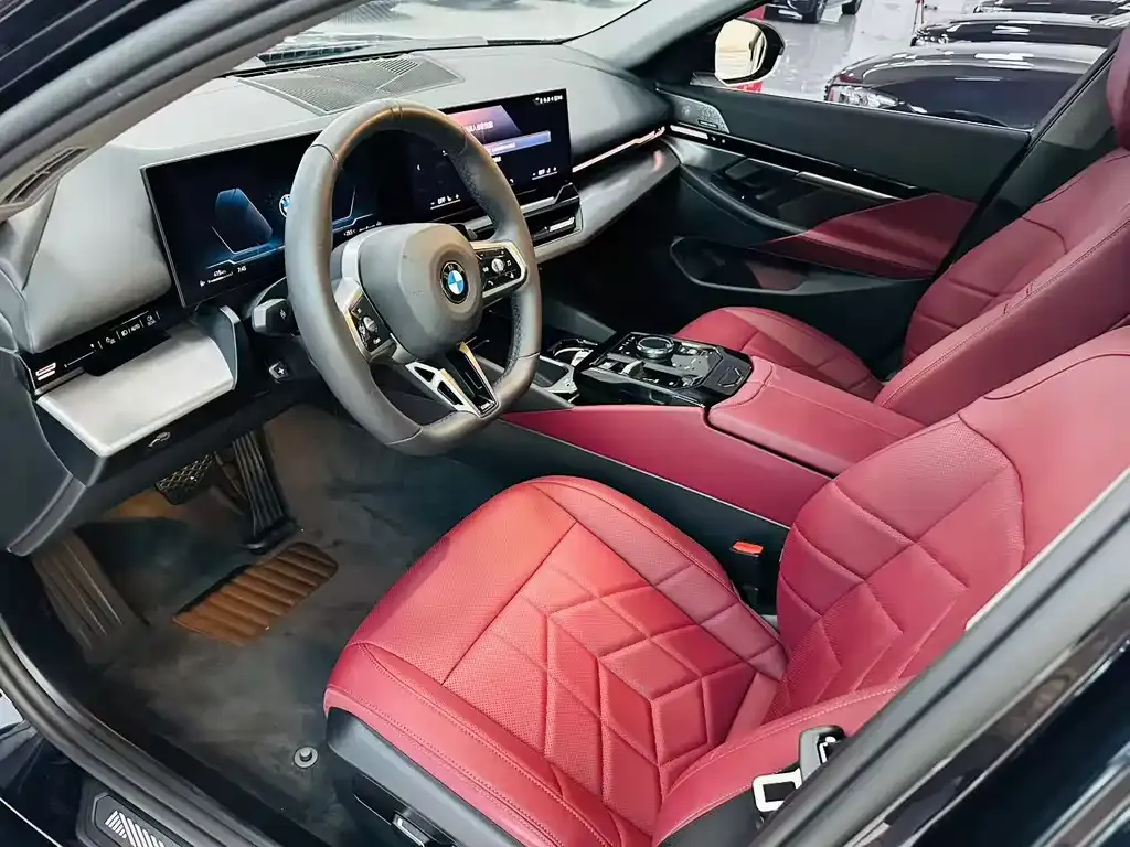BMW 5 Series 2024 из CN, фото 3