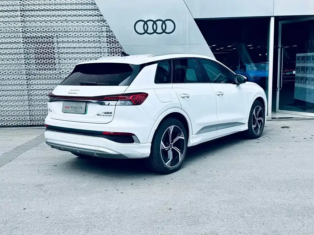 Audi Q4 e-tron — фото 2