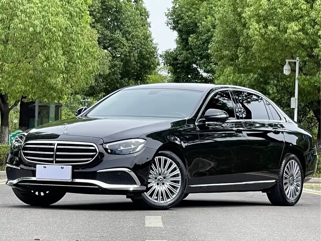 Mercedes-Benz E-Class — фото 1