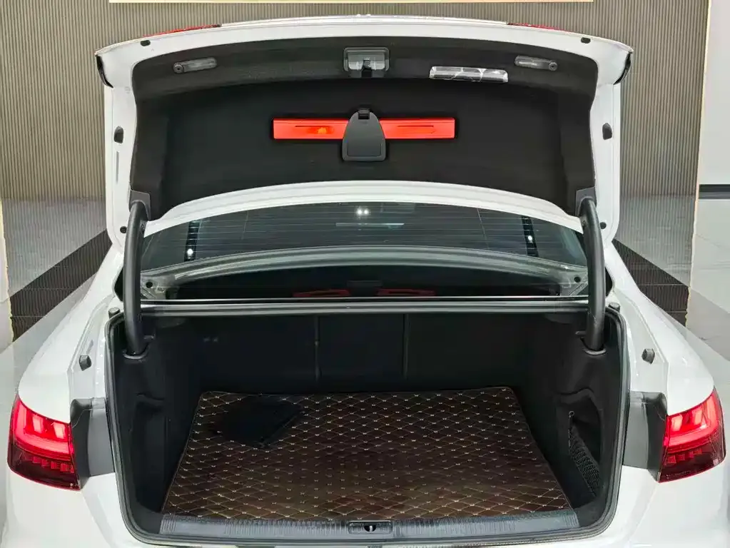 Audi A4L 2021 из CN, фото 10