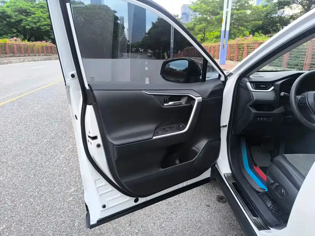 Toyota RAV4 2023 из CN, фото 5