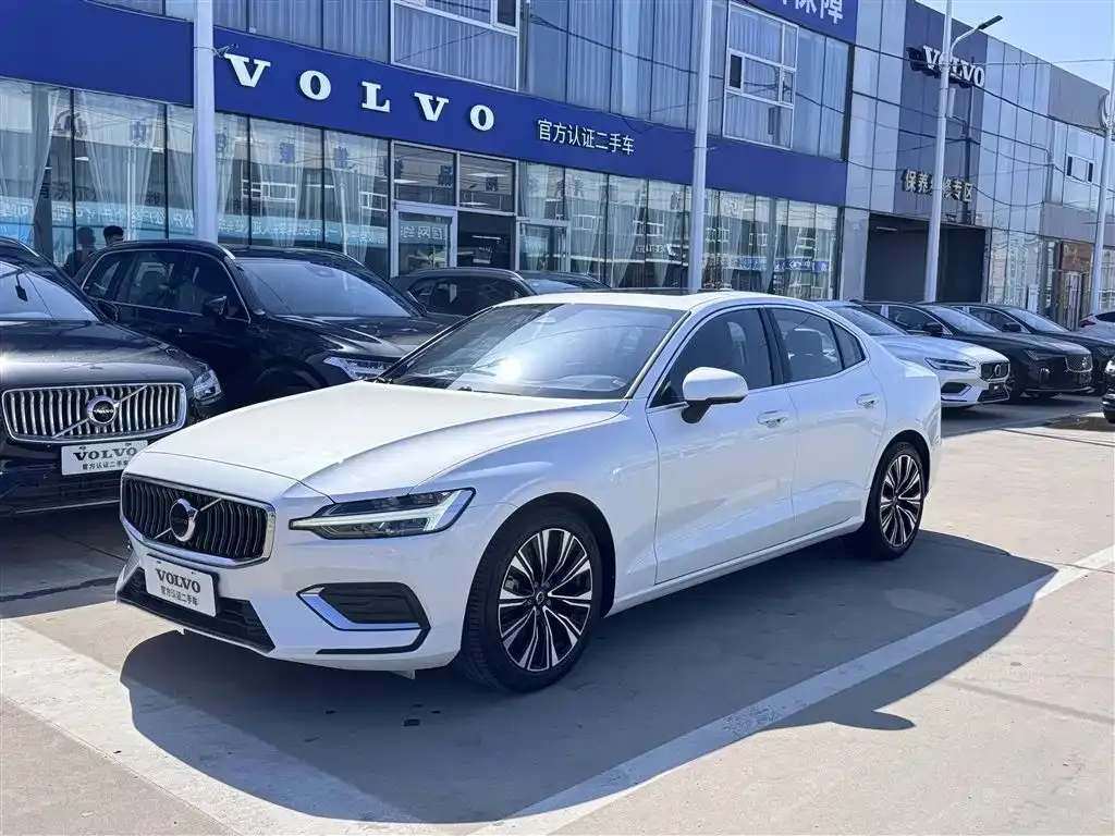 Volvo S60 — фото 1
