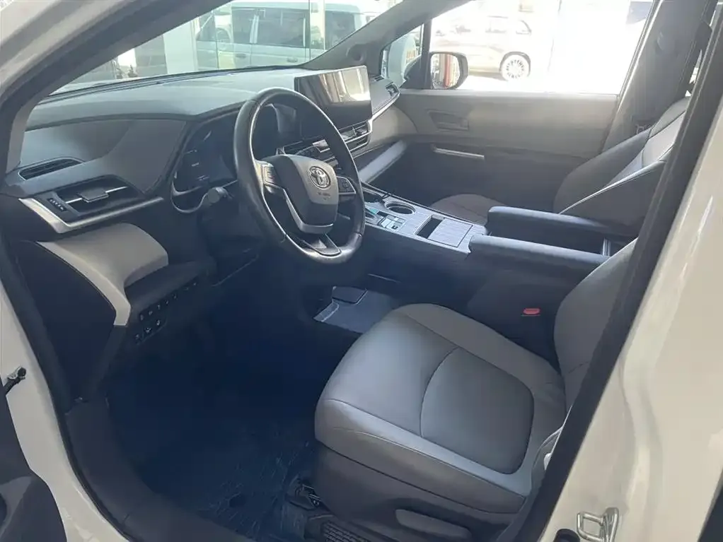 Toyota Granvia 2023 из CN, фото 10
