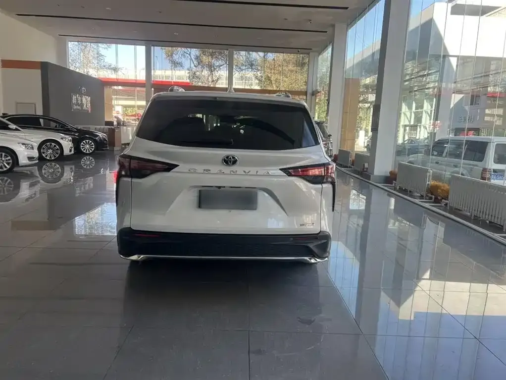 Toyota Granvia 2023 из CN, фото 6
