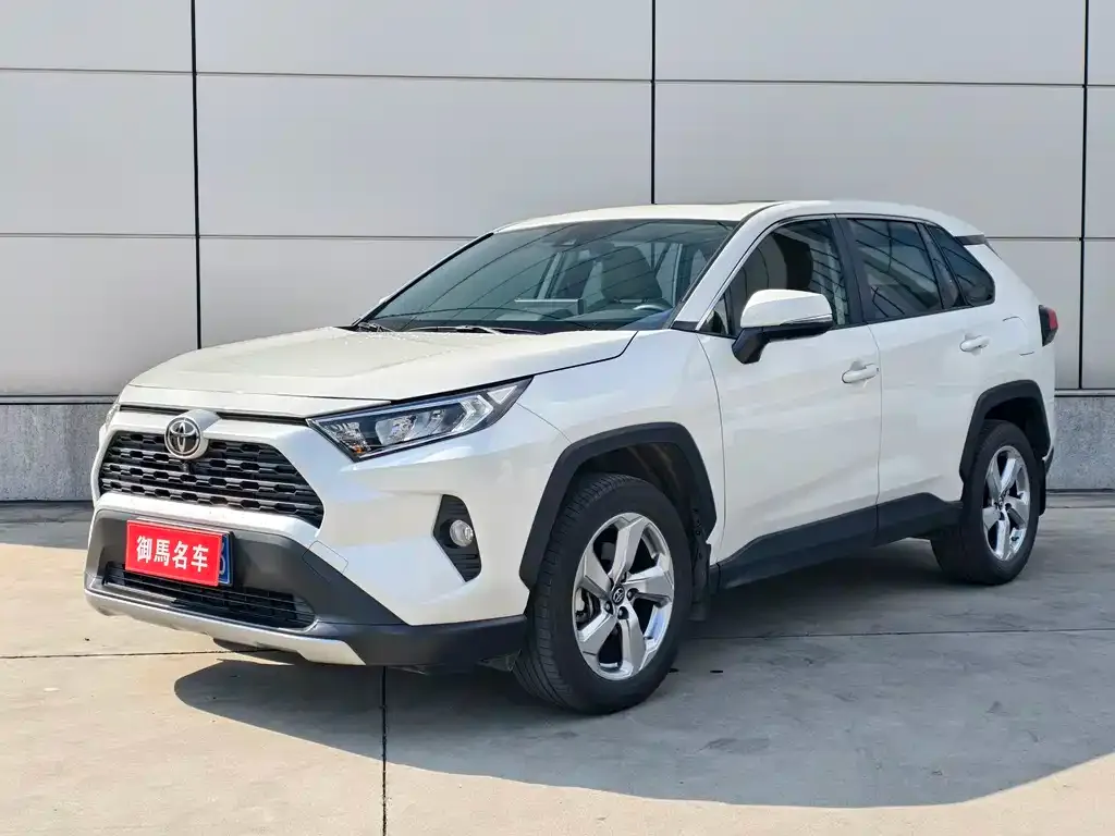 Toyota RAV4 — фото 1