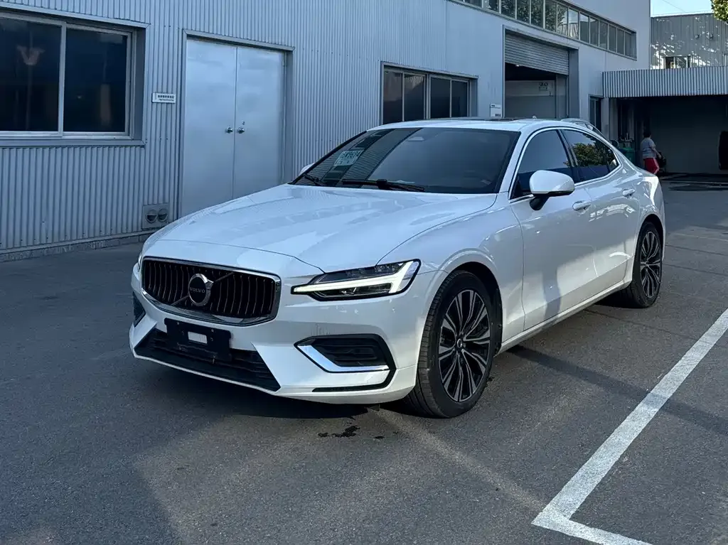 Volvo S60 — фото 1