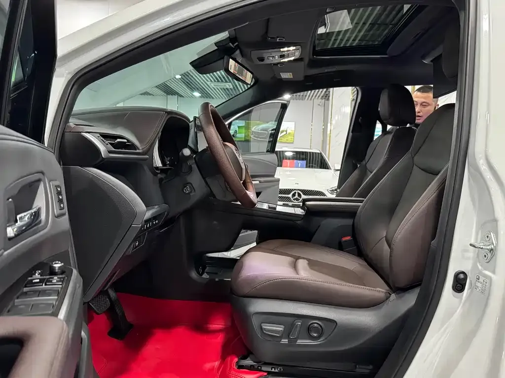 Toyota Granvia 2023 из CN, фото 4