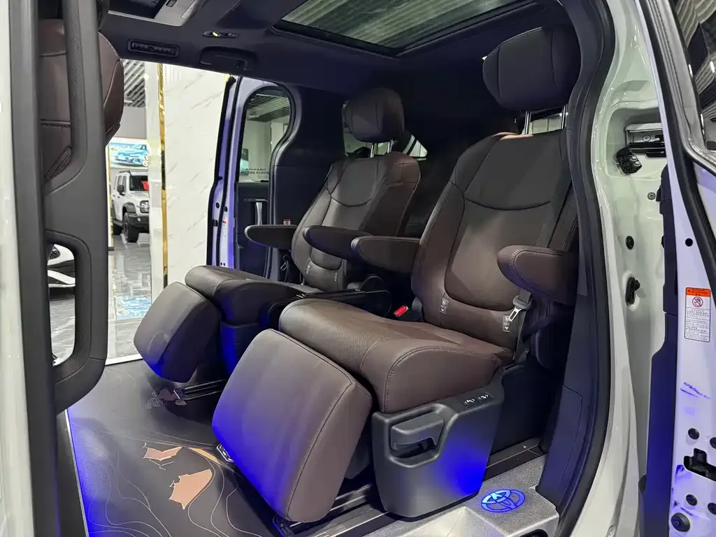 Toyota Granvia 2023 из CN, фото 6