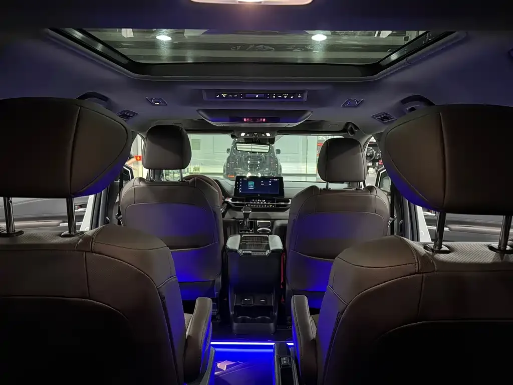 Toyota Granvia 2023 из CN, фото 8