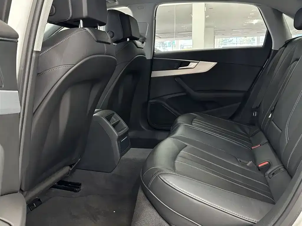 Audi A4L 2023 из CN, фото 10