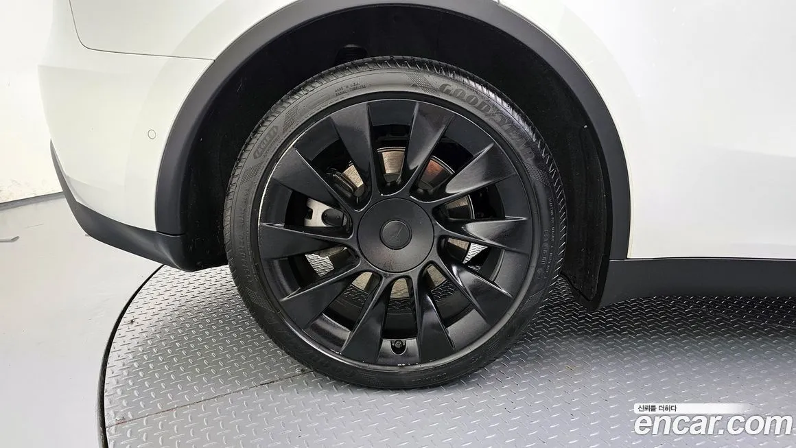 Tesla Model Y — фото 5