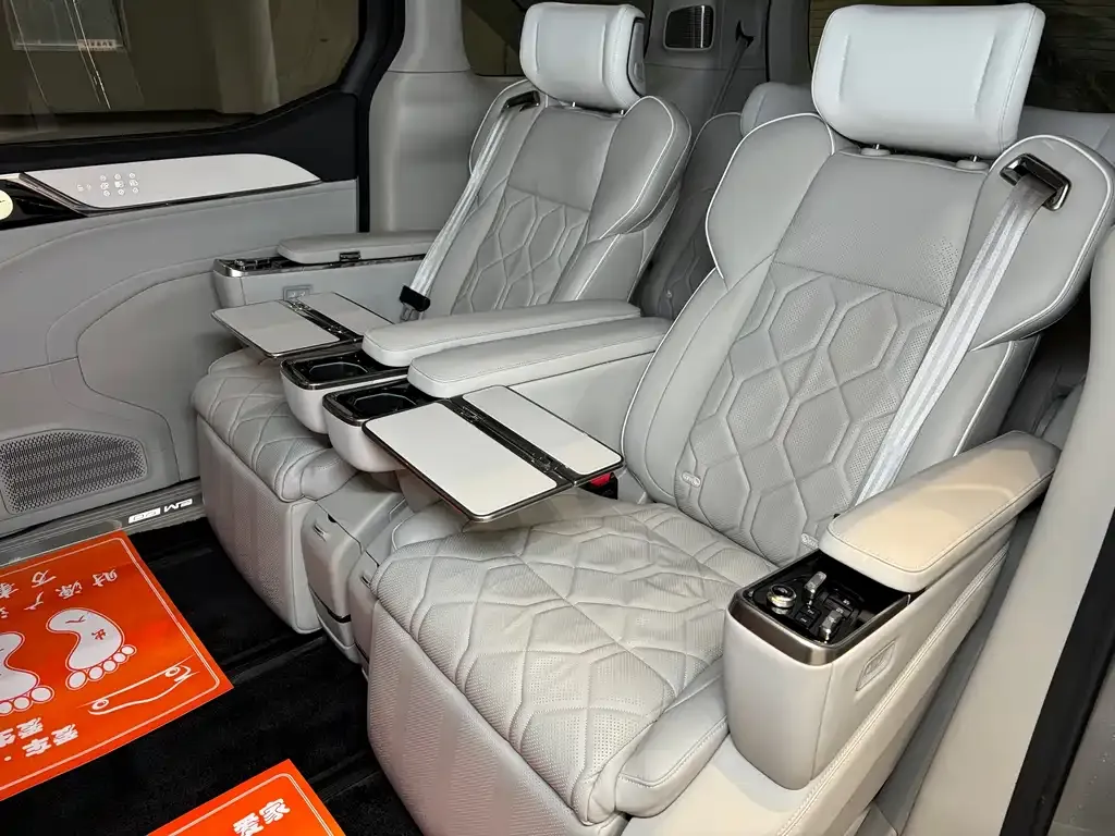 Volvo EM90 2024 из CN, фото 8