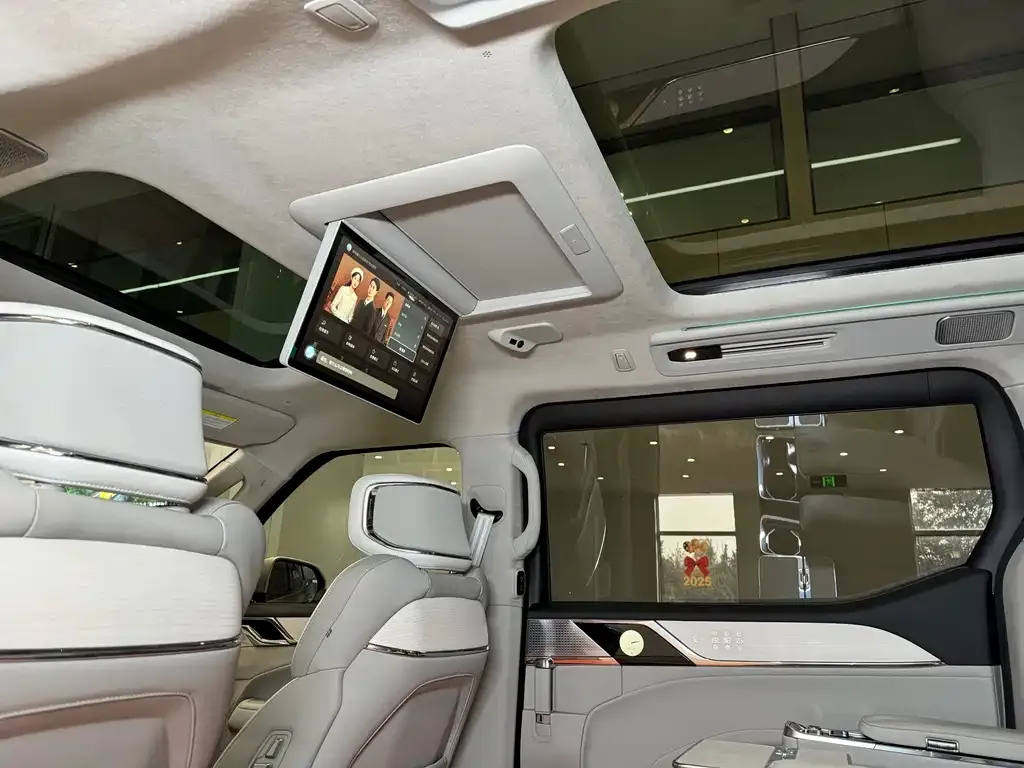 Volvo EM90 2024 из CN, фото 9