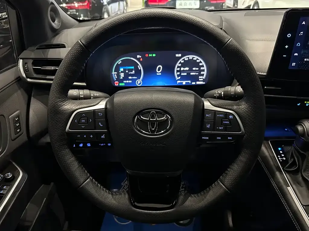 Toyota Granvia — фото 10