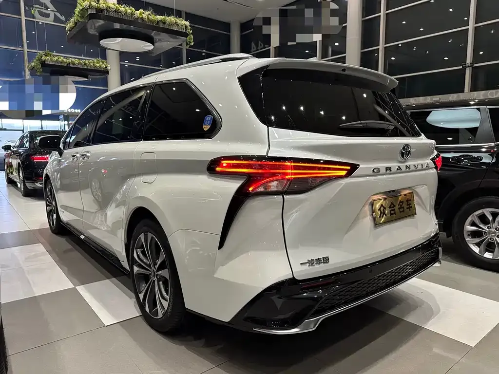 Toyota Granvia — фото 4