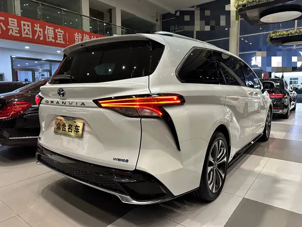 Toyota Granvia — фото 6