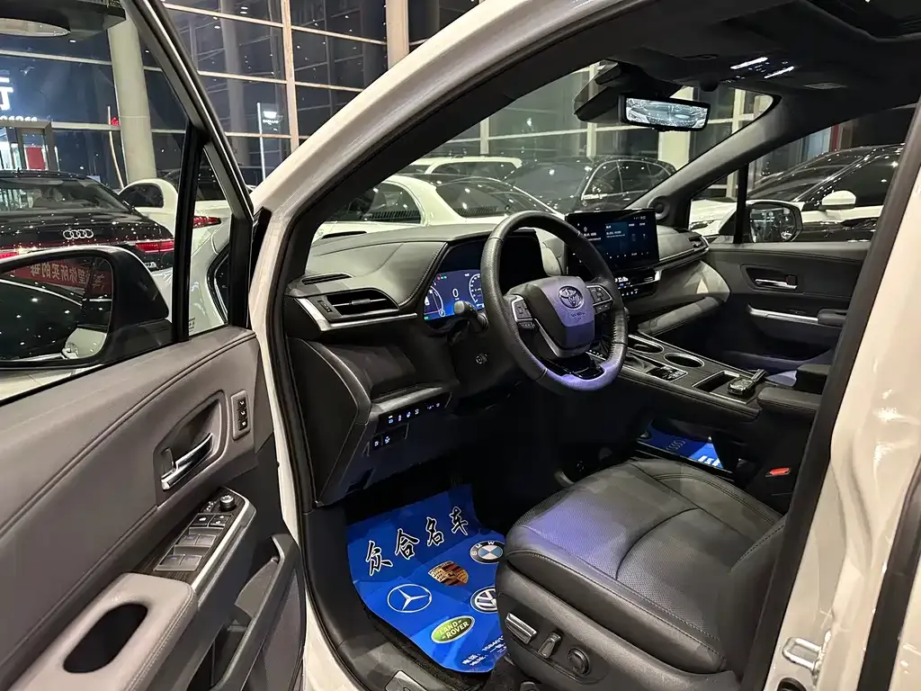 Toyota Granvia — фото 7