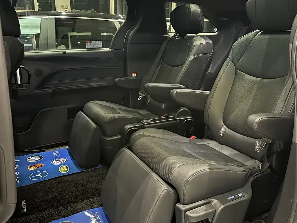 Toyota Granvia — фото 8