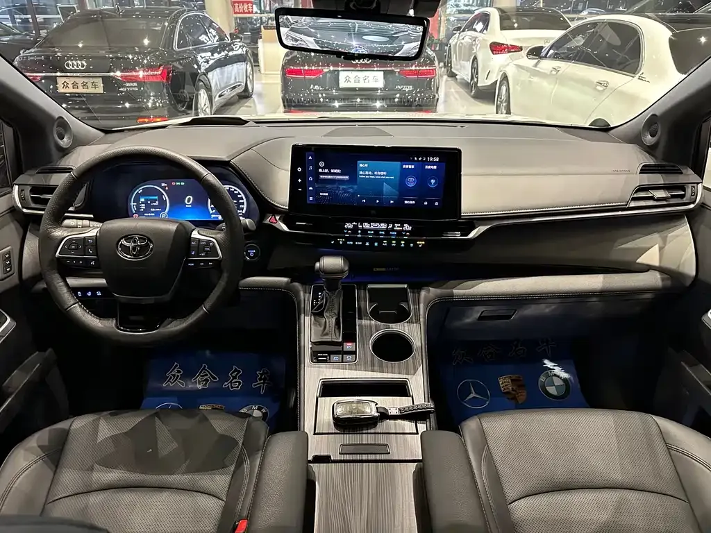 Toyota Granvia — фото 9