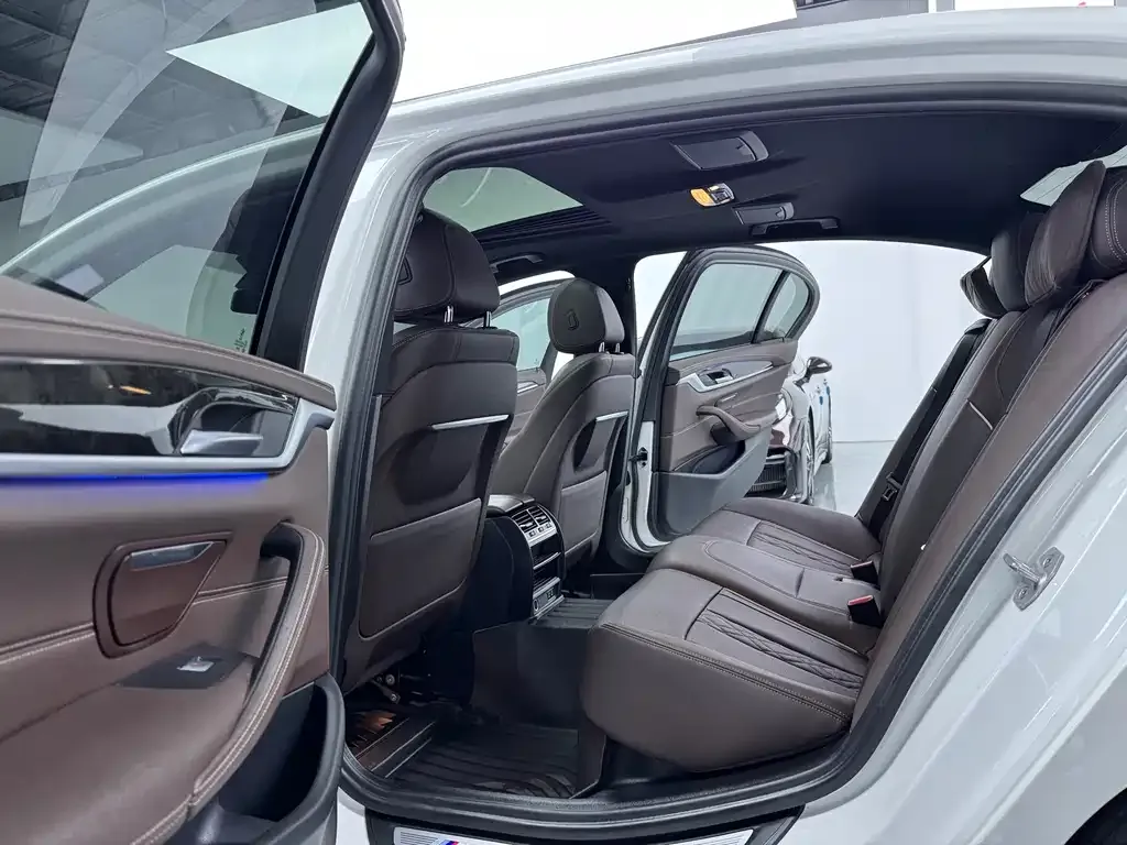 BMW 5 Series 2021 из CN, фото 10