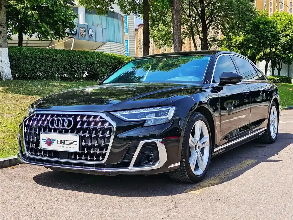Audi A8 — фото 1
