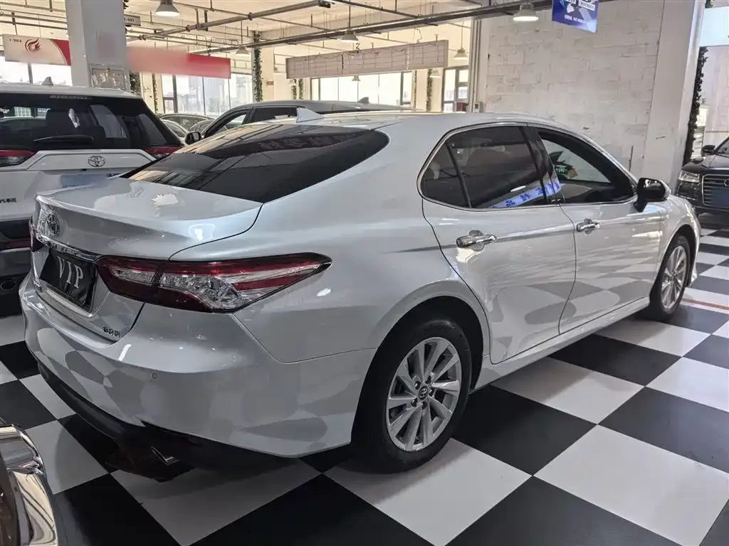 Toyota Camry — фото 10