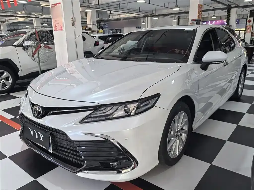 Toyota Camry — фото 2
