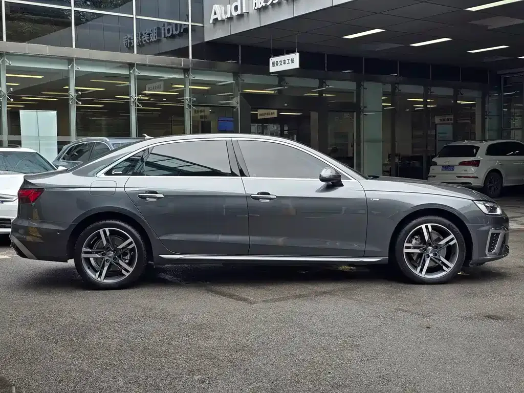 Audi A4L 2021 из CN, фото 4