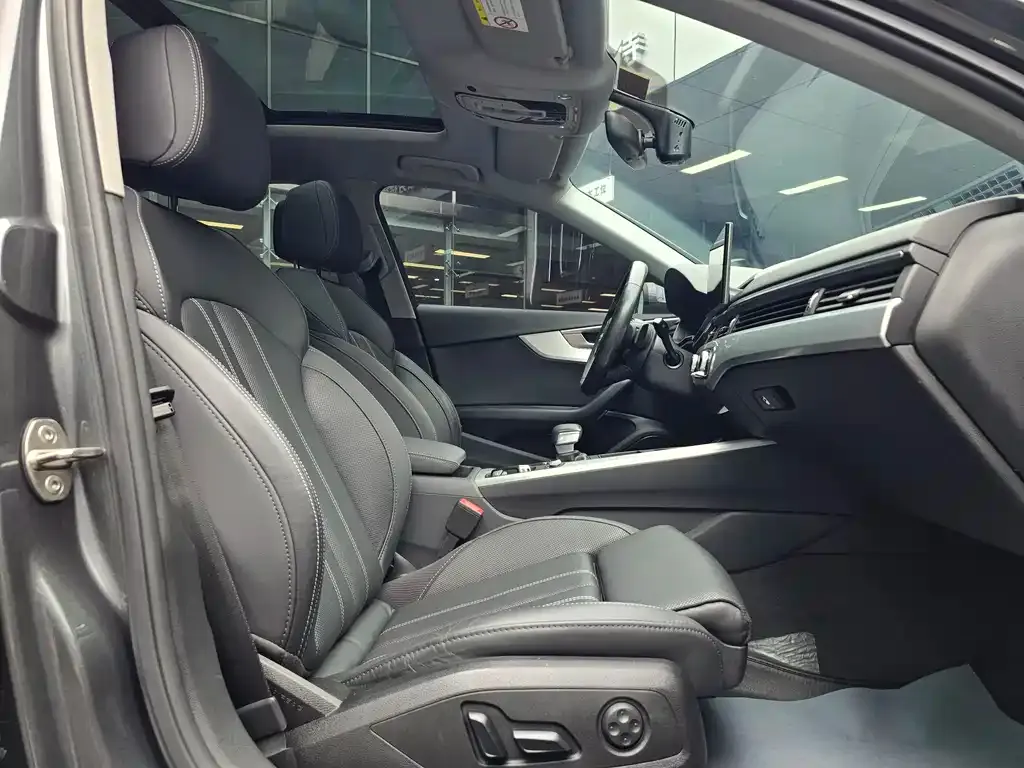 Audi A4L 2021 из CN, фото 7