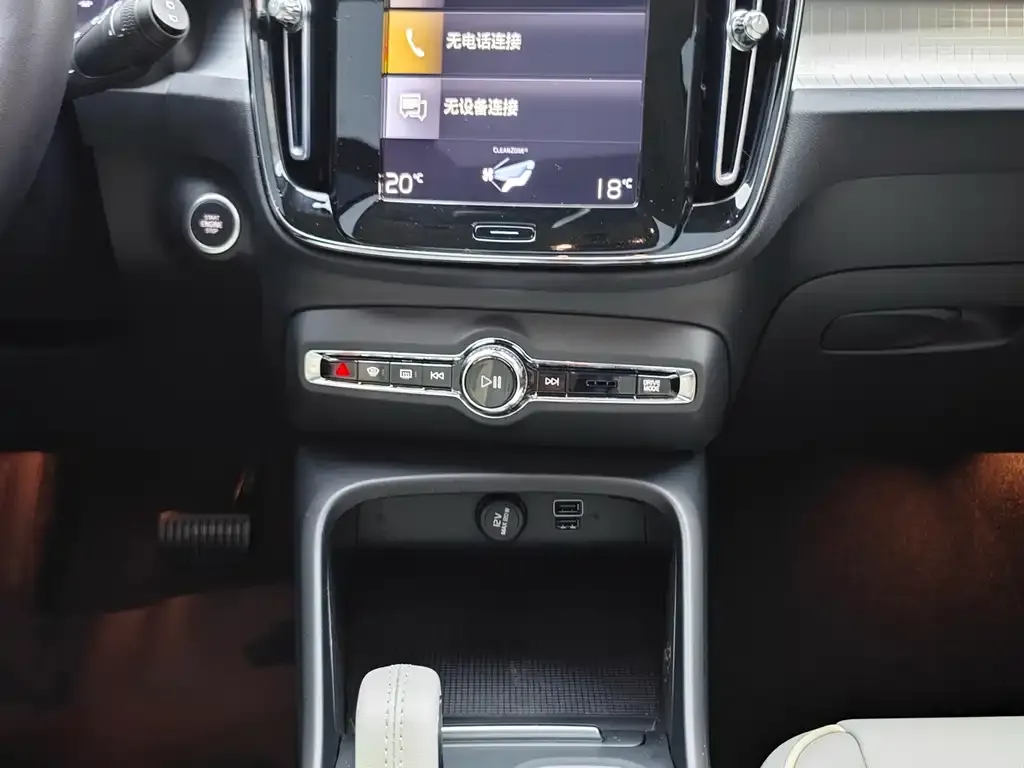 Volvo XC40 — фото 10