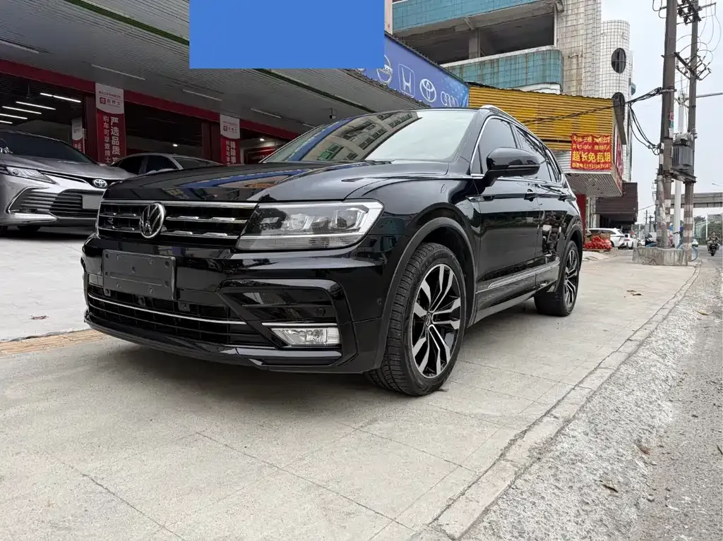 Volkswagen Tiguan L — фото 1
