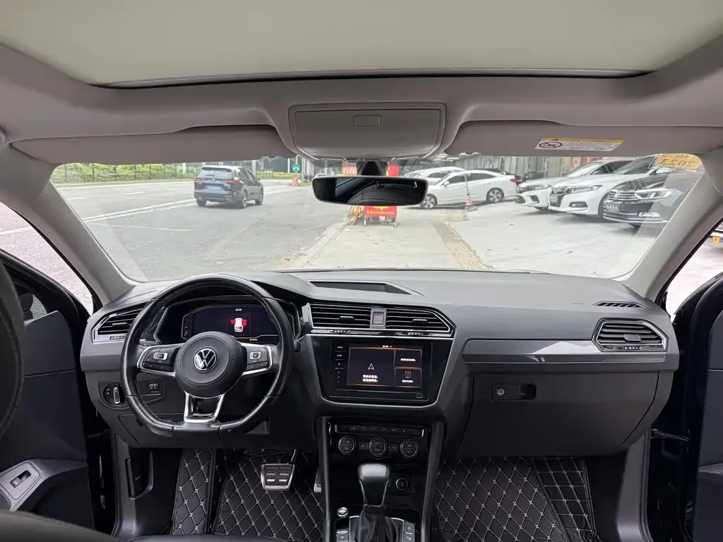 Volkswagen Tiguan L — фото 7