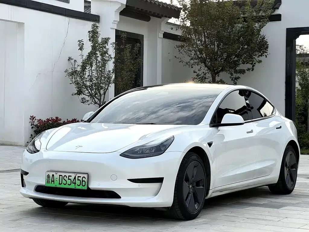 Tesla Model 3 — фото 1