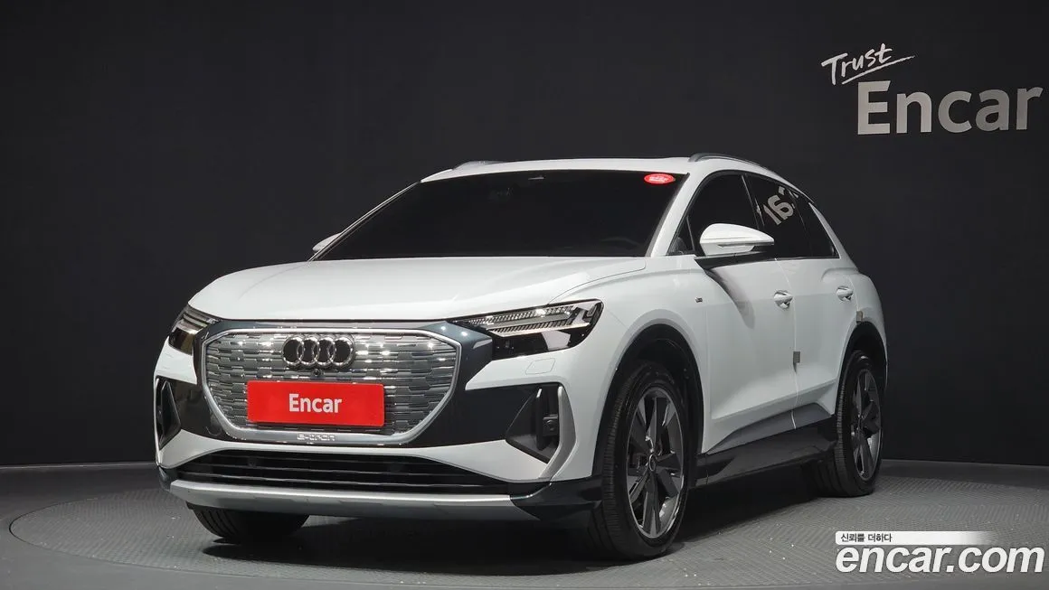 Audi Q4 e-tron — фото 1