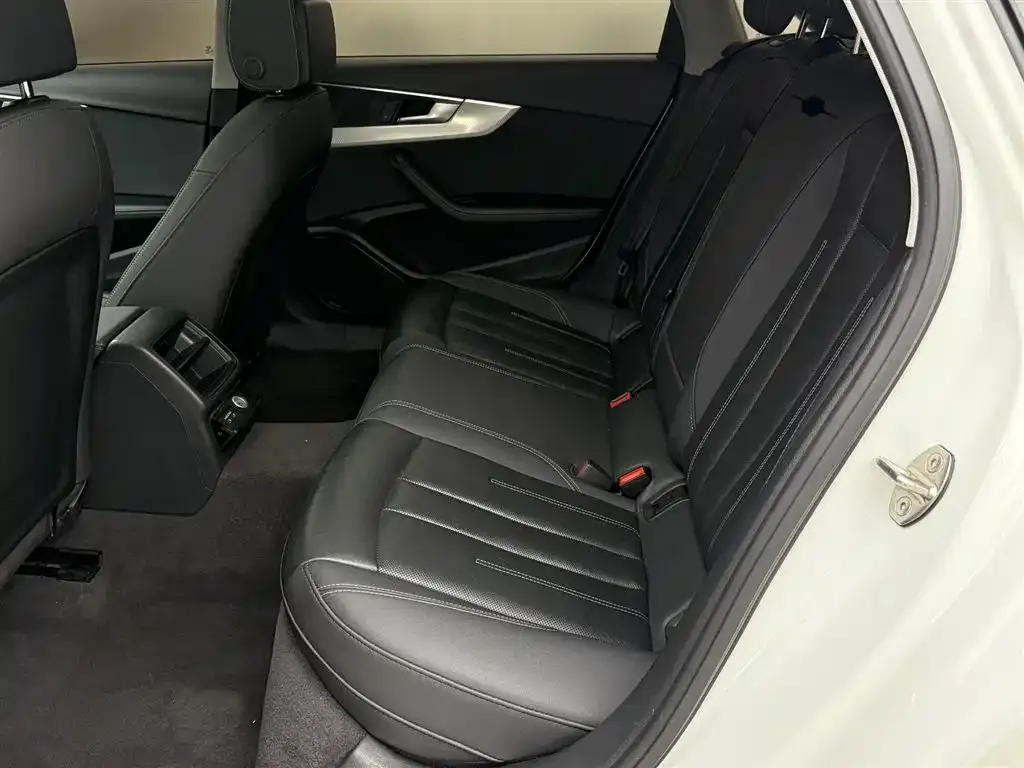 Audi A4L 2021 из CN, фото 10